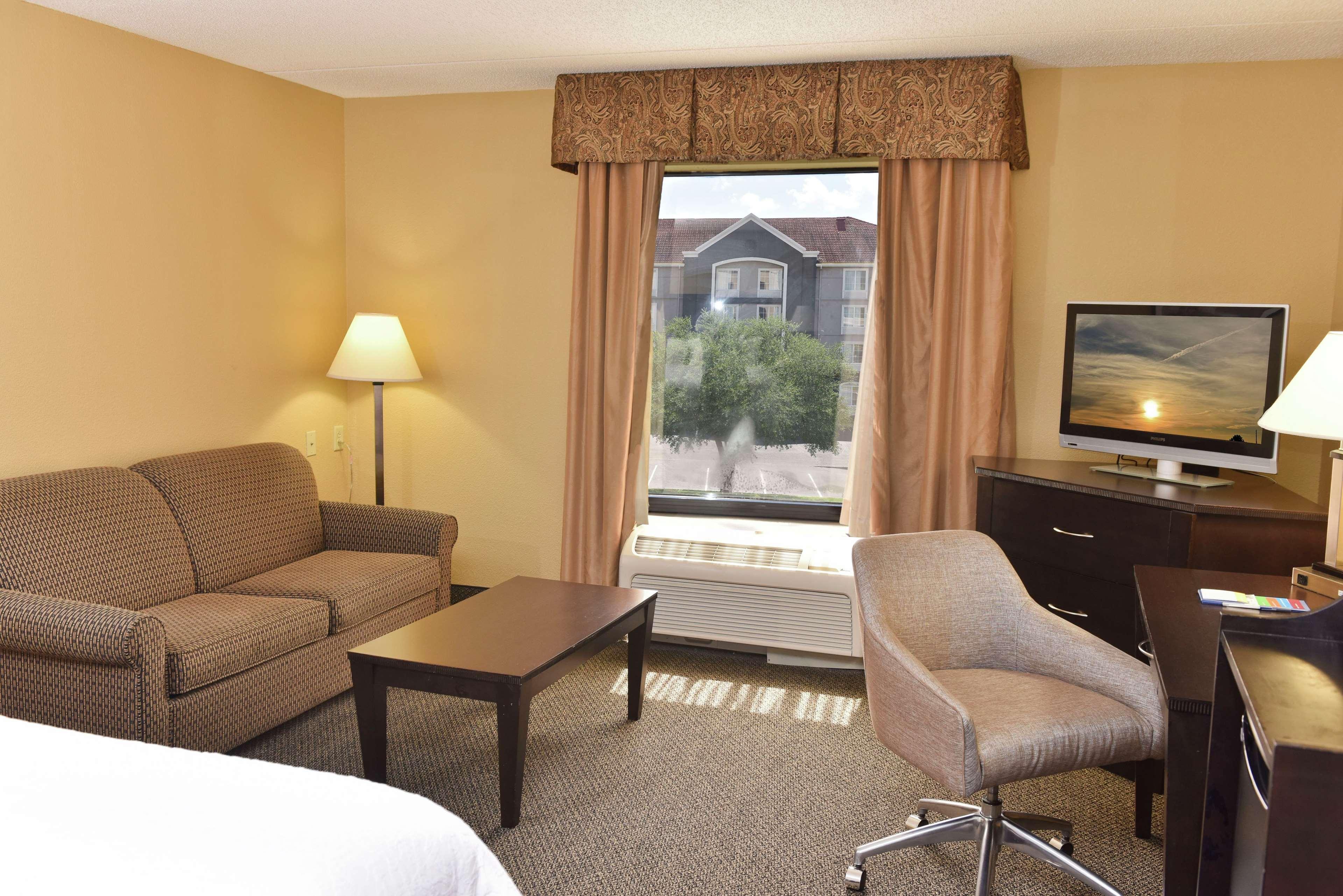 Hampton Inn & Suites Alexandria Ngoại thất bức ảnh