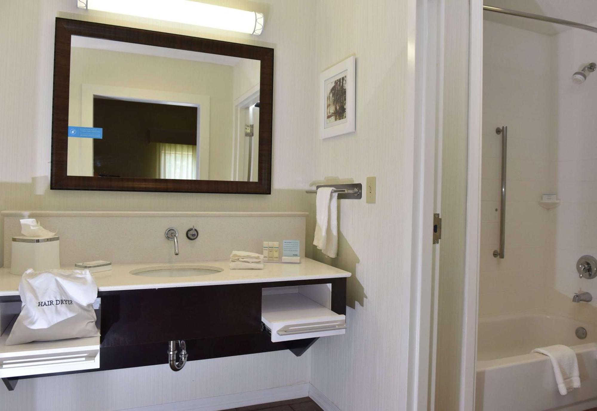 Hampton Inn & Suites Alexandria Ngoại thất bức ảnh