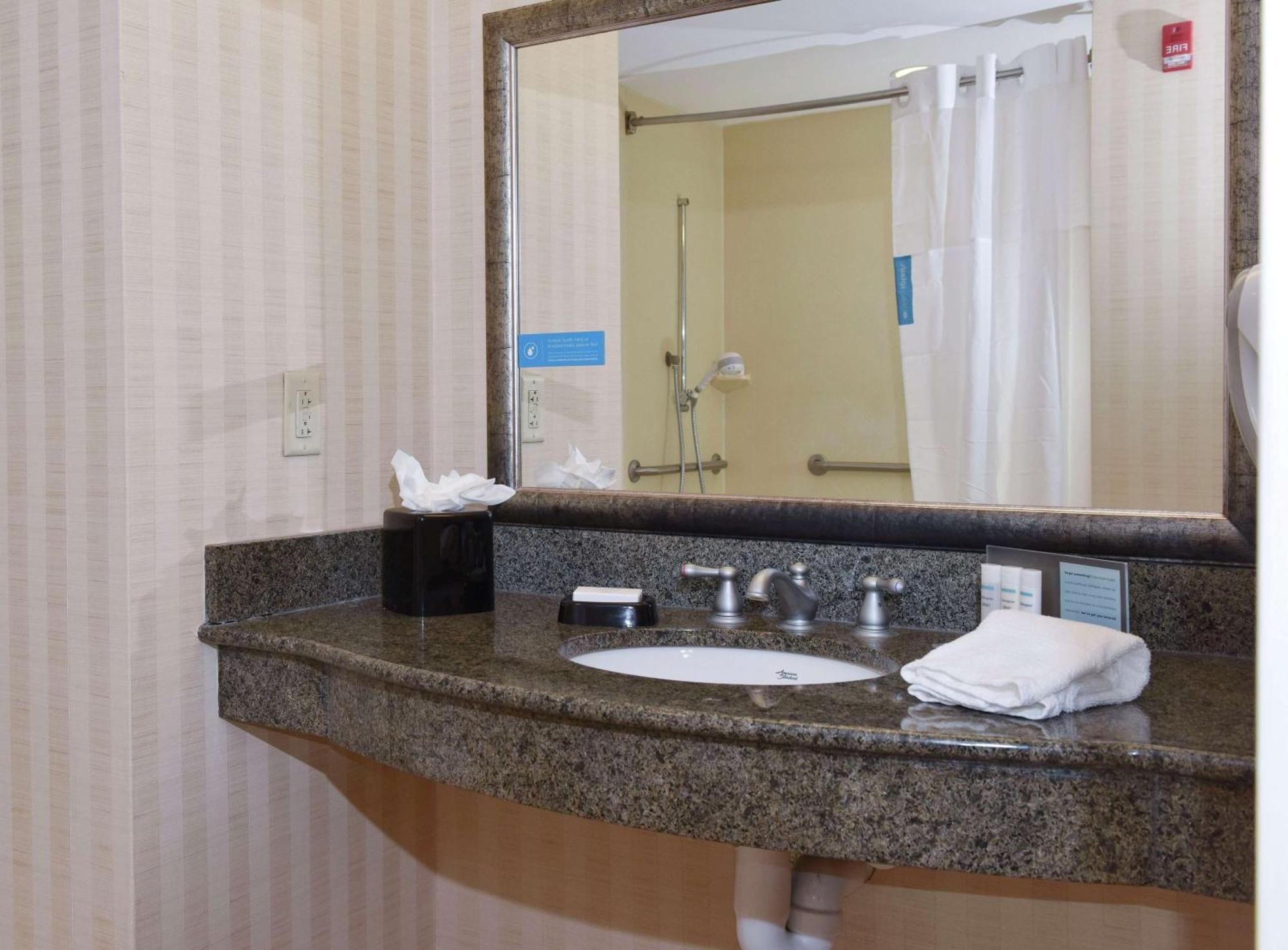 Hampton Inn & Suites Alexandria Ngoại thất bức ảnh